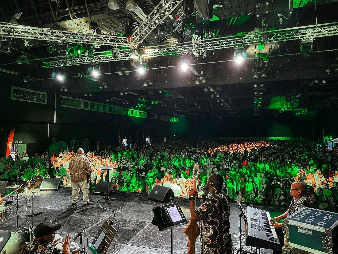 Público frente al escenario en una producción de World Show